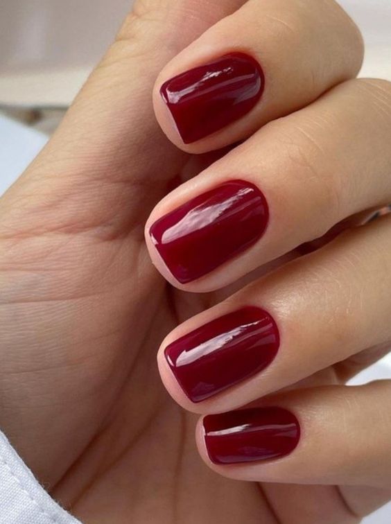 unhas curtas pintadas de vermelho escuro no outono