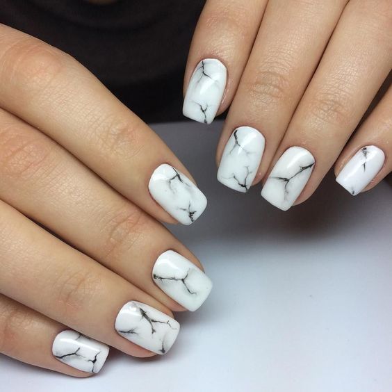 unhas quadradas decoradas com técnica marmorizada branca