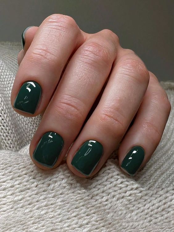verde escuro - unhas curtas pintadas outono