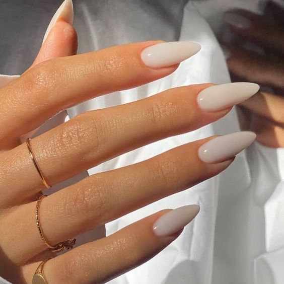 Unhas elegantes para usar no trabalho usando esmalte branco leitoso