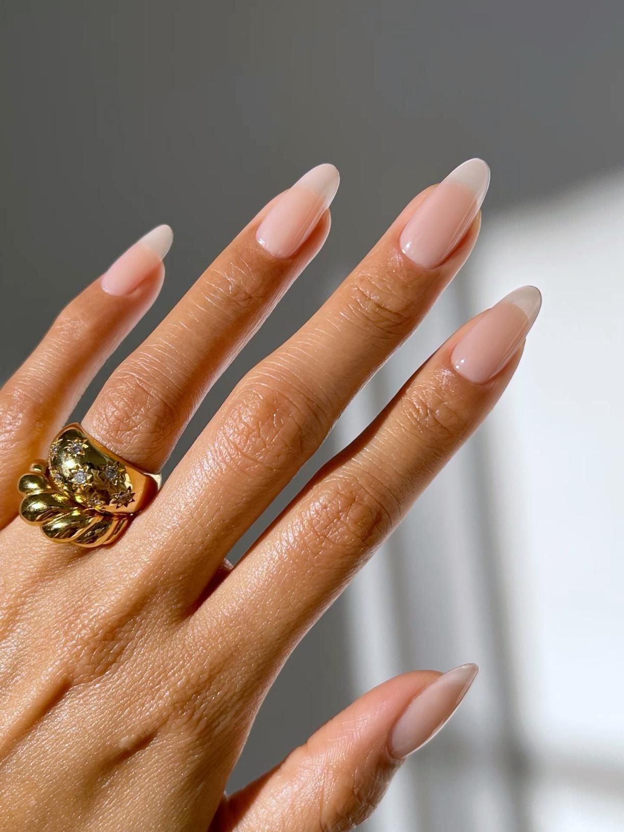 unhas transparentes com acabamento em ombré