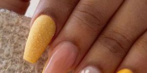 Unhas Amarelas com flores