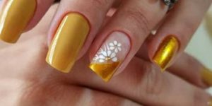 Unha Amarela com detalhes floridos - marca e cor desconhecidos (Pinterest)