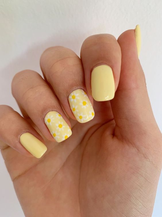 Unhas com margaridas amarelas (Pinterest)