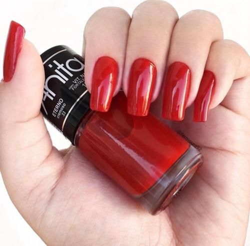 Unhas vermelhas clássicas brilhantes - Eterno - Anitta (Pinterest)