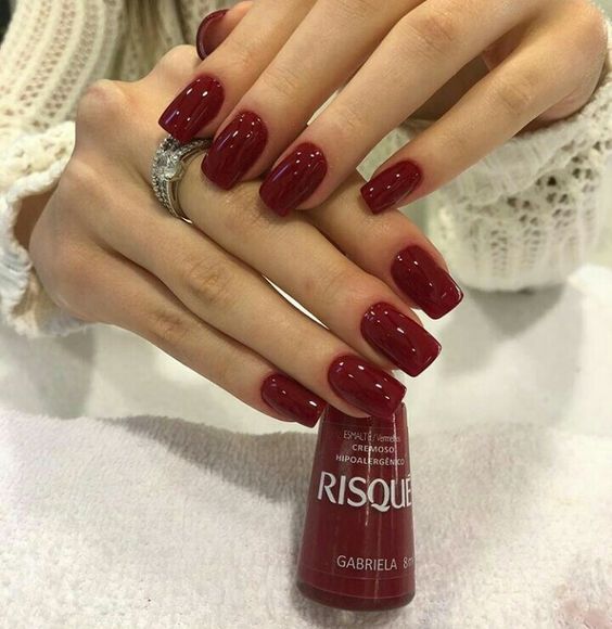 Vermelho Cereja - Gabriela - Risqué (Pinterest) - Unhas vermelhas para o Verão 2025