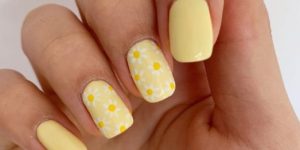 Unhas com margaridas amarelas (Pinterest)