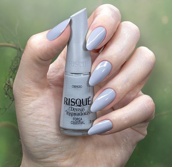 Cinza Claro - Força Celestial - Risqué (Pinterest) - Unhas neutras modernas para inspirar