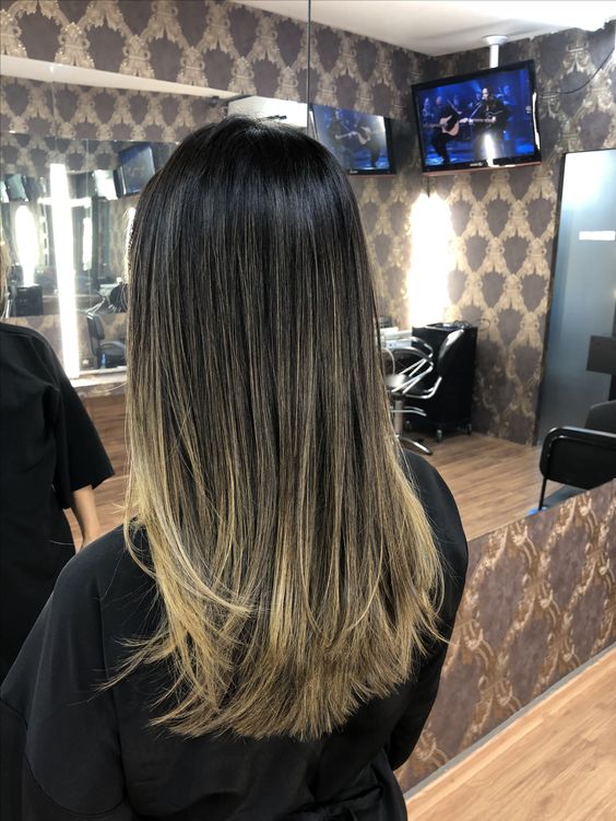 Corte em U com mechas balayage (Pinterest)