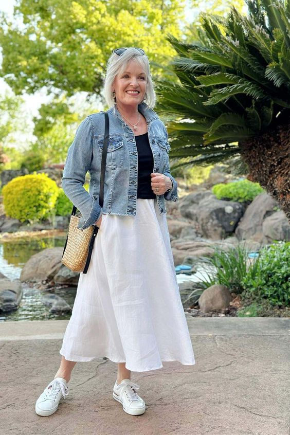 Saia Midi com jaqueta jeans (Pinterest)