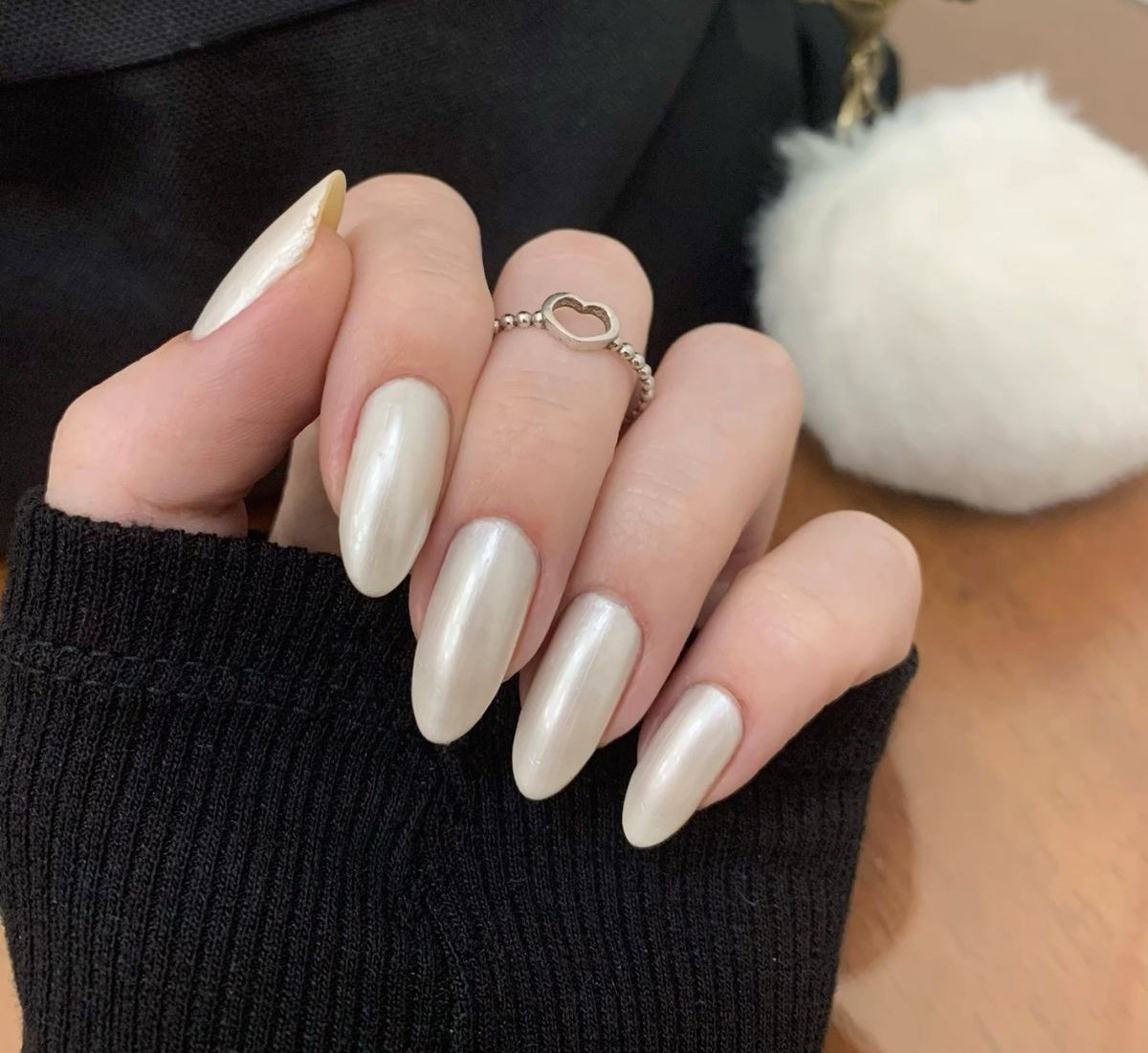 Baunilha Cromada (Pinterest) - Unhas decoradas para mulheres de 50 anos