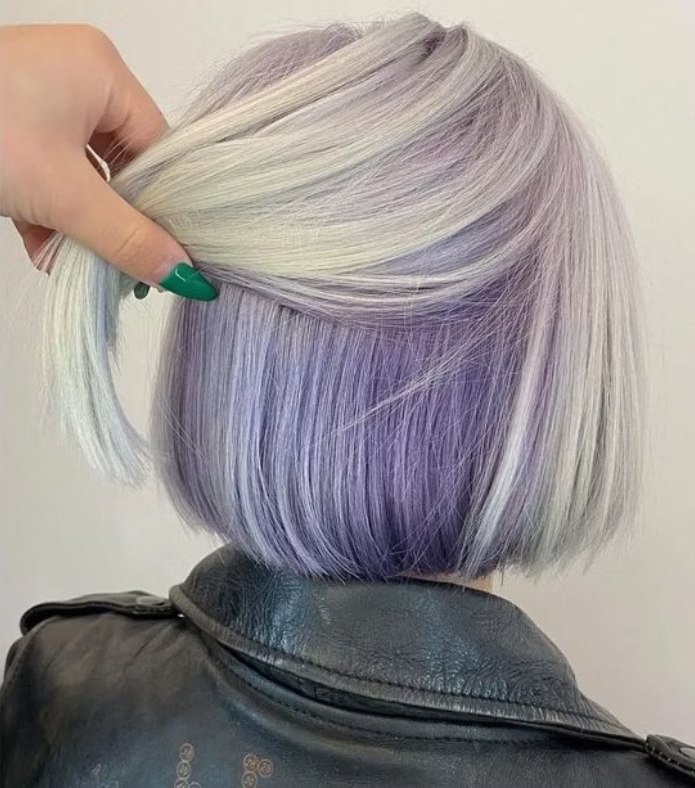 cabelo liso grisalho com produto roxo