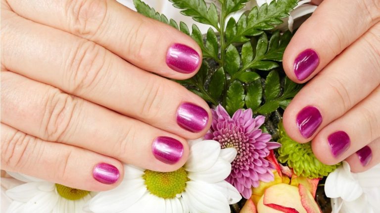 cores neutras para unhas de mulher madura