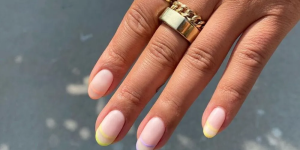 unhas francesinha dupla com tons pastel