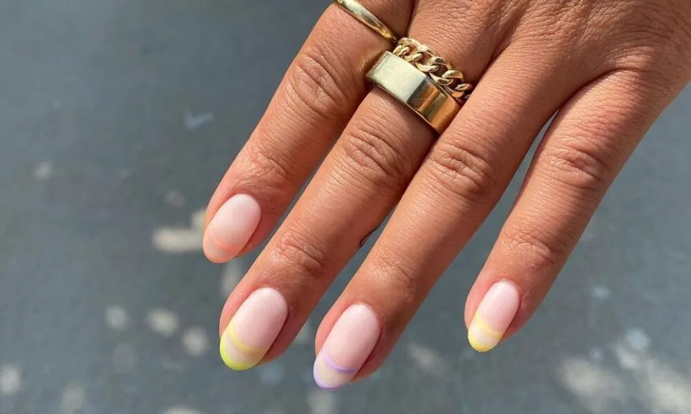 unhas francesinha dupla com tons pastel