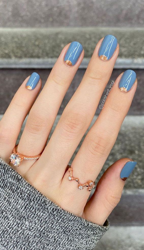 unhas meia-lua com azul e dourado