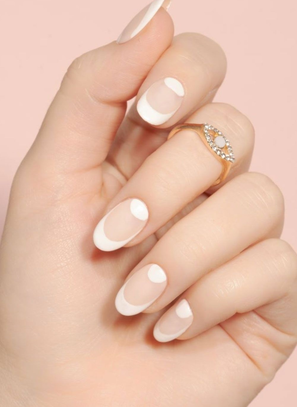 unhas meia-lua em branco e nude