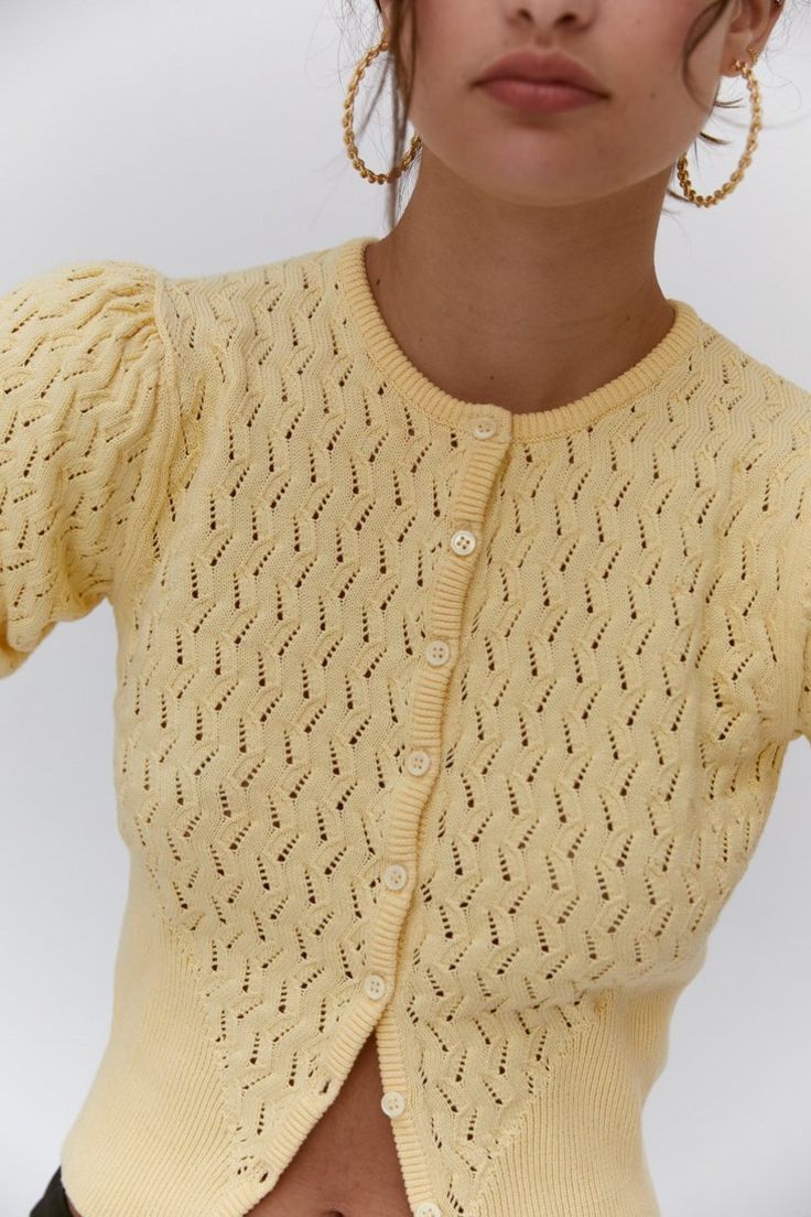 blusa de malha em tom amarelo-manteiga