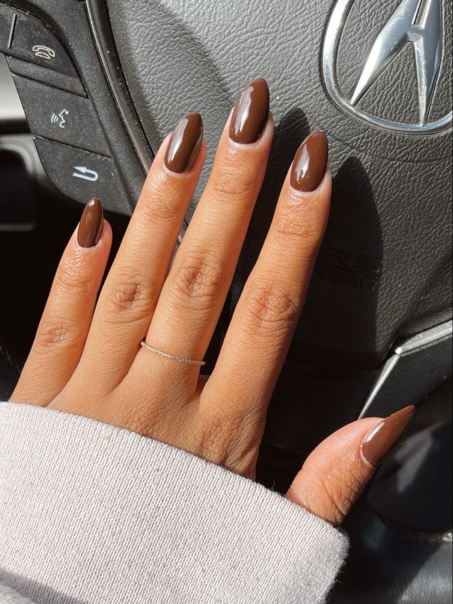 cor marrom-chocolate em unhas