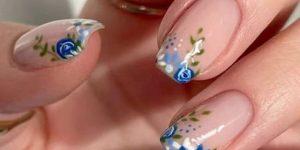 unhas decoradas com flores delicadas