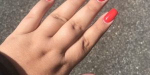 unhas vermelho-tomate