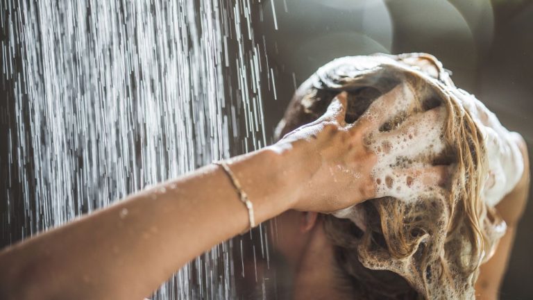 mulher lavando cabelo