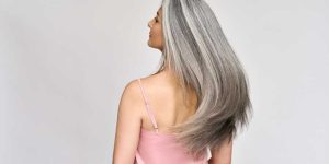 senhora com cabelo longo grisalho saudável