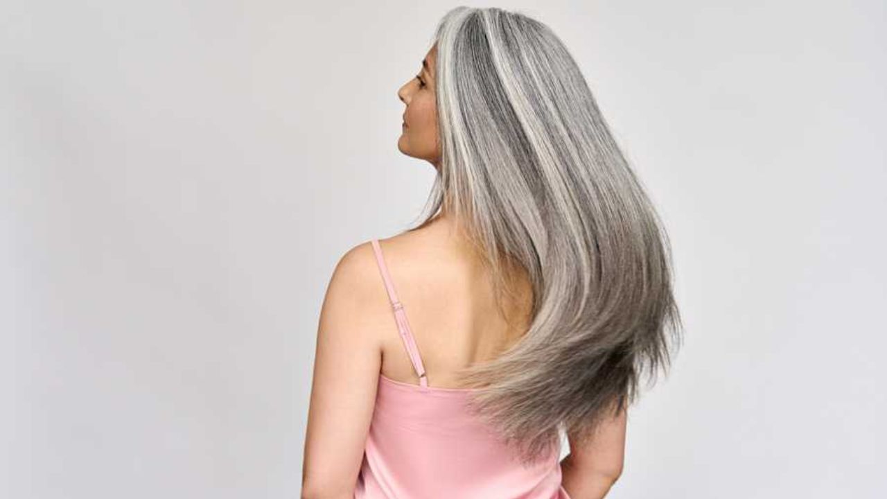 senhora com cabelo longo grisalho saudável