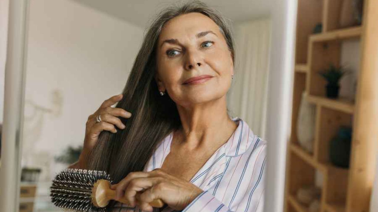 senhora escovando cabelo longo