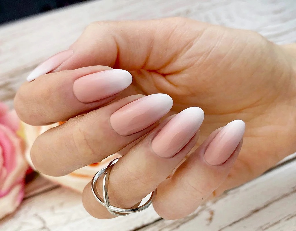 unhas baby boomer em nude e branco