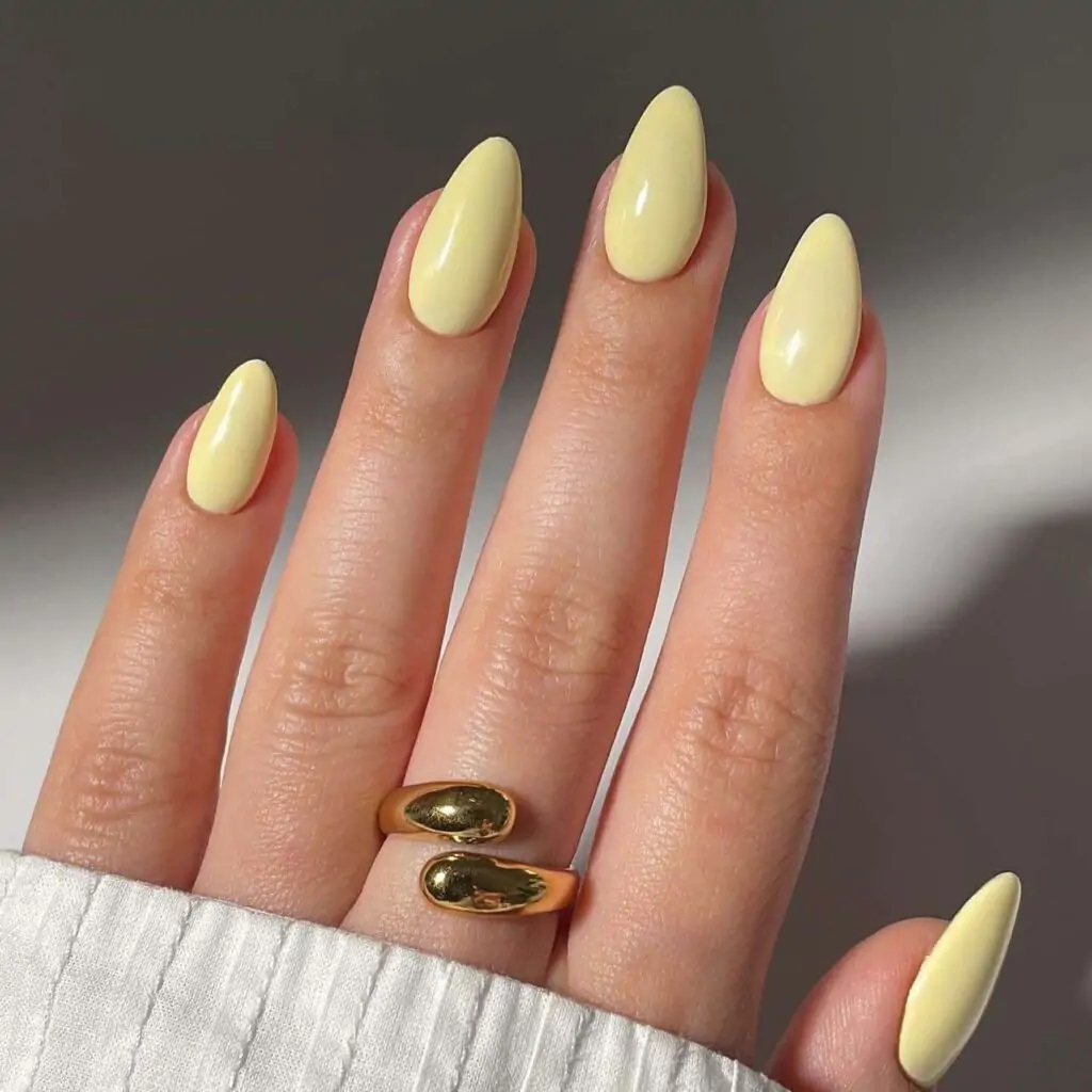 unhas de amarelo-manteiga