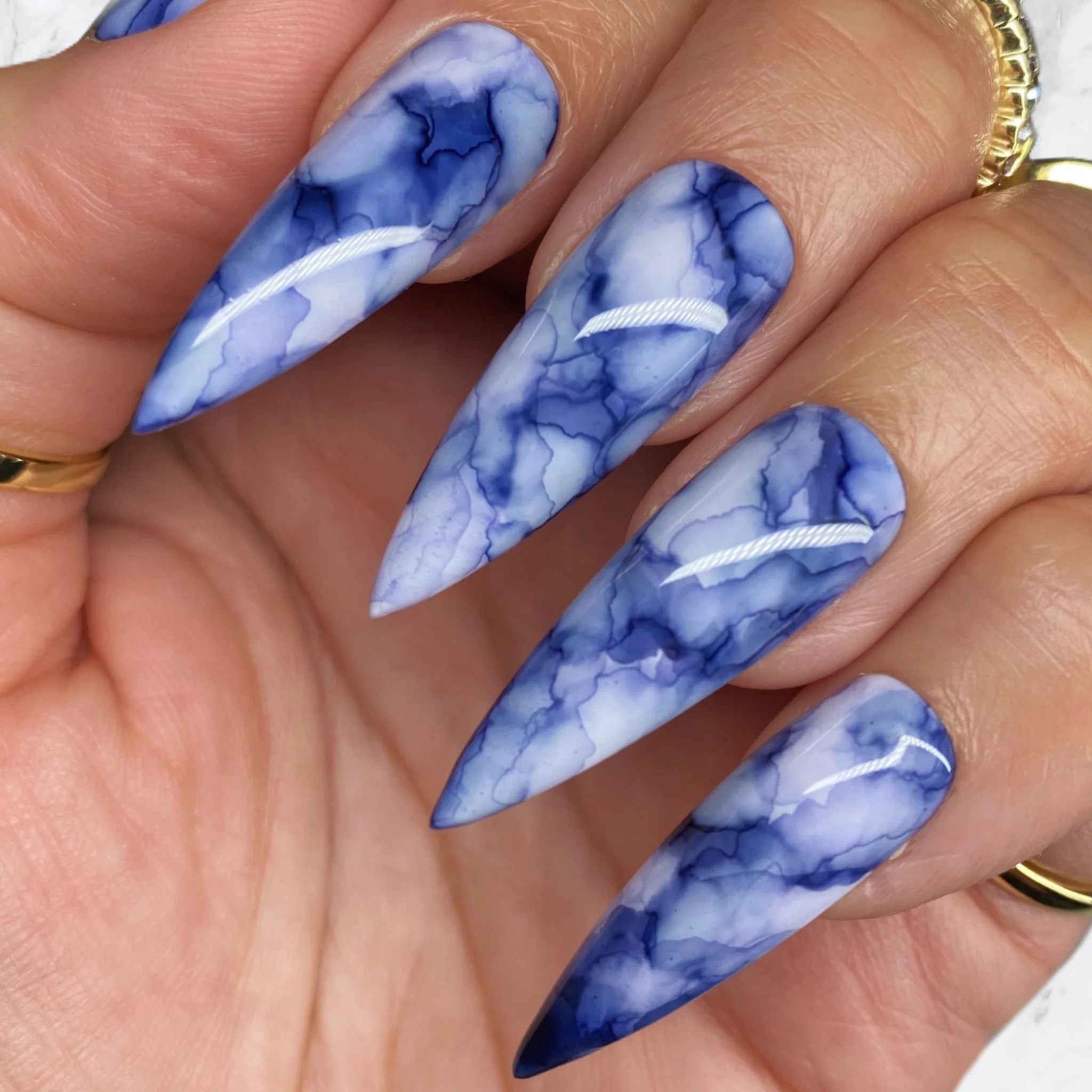 unhas de mármore em azul e branco