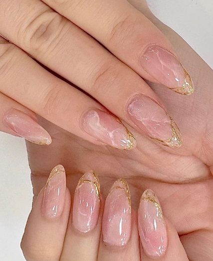 unhas de mármore em rosa e dourado