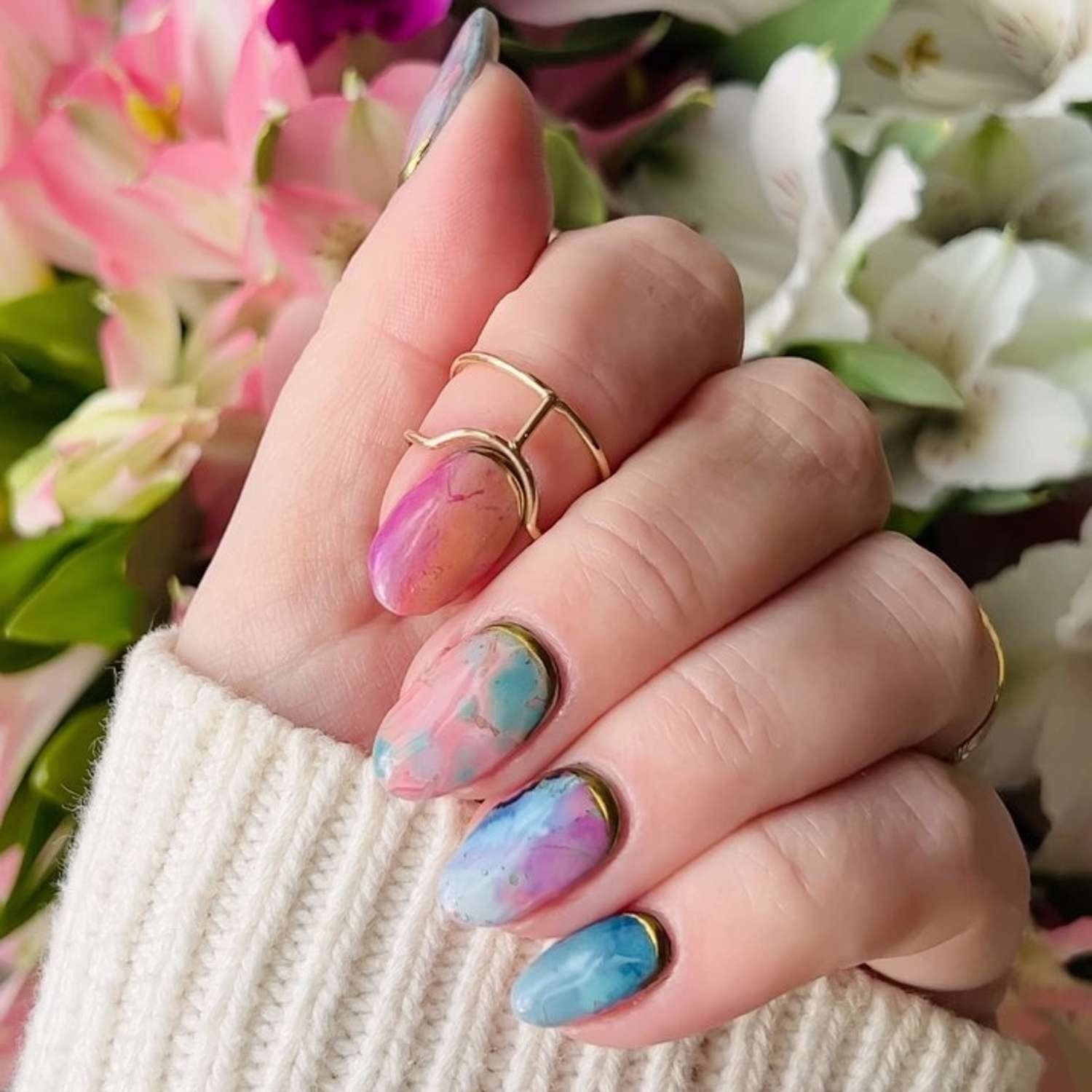 unhas de mármore em tons pastel