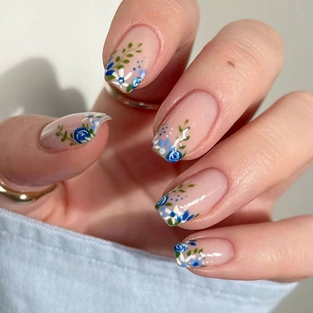 unhas decoradas com flores delicadas