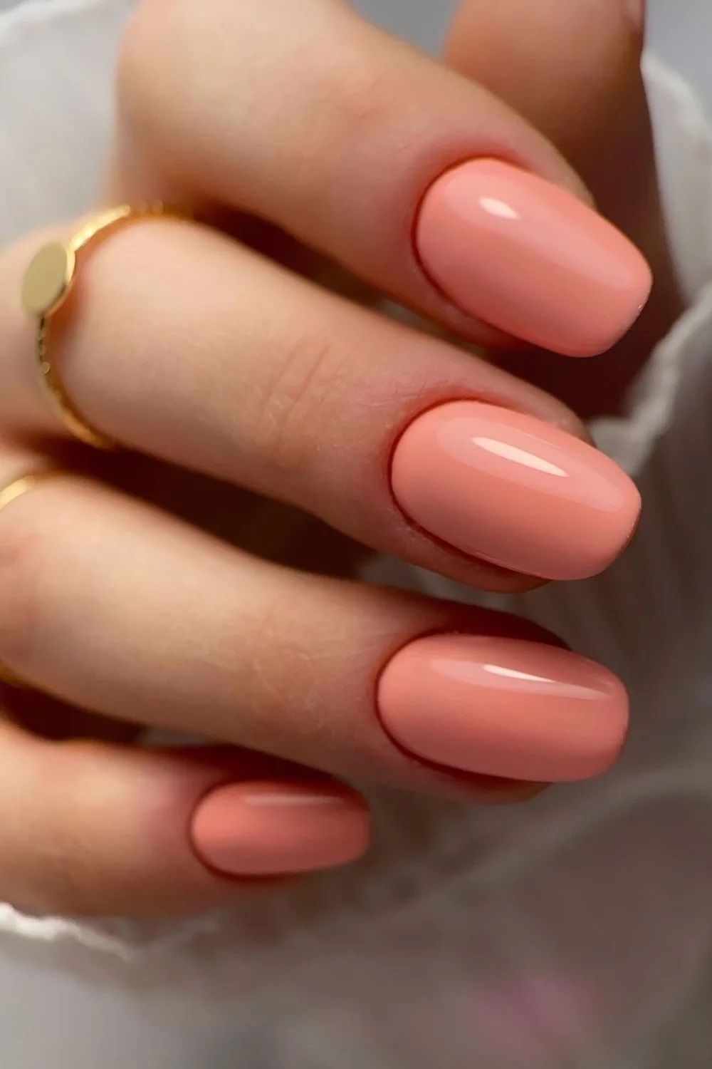 unhas em cor peach fuzz