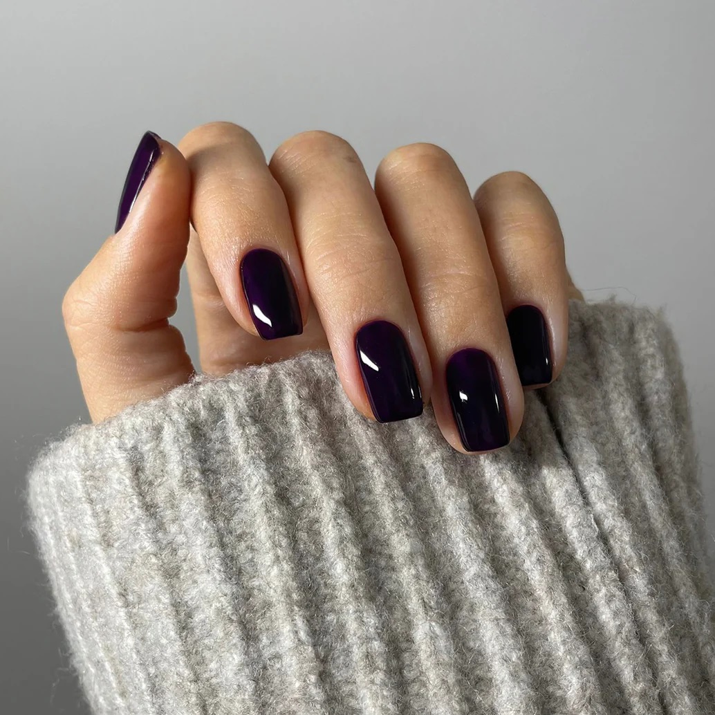 unhas em cor roxo-profundo