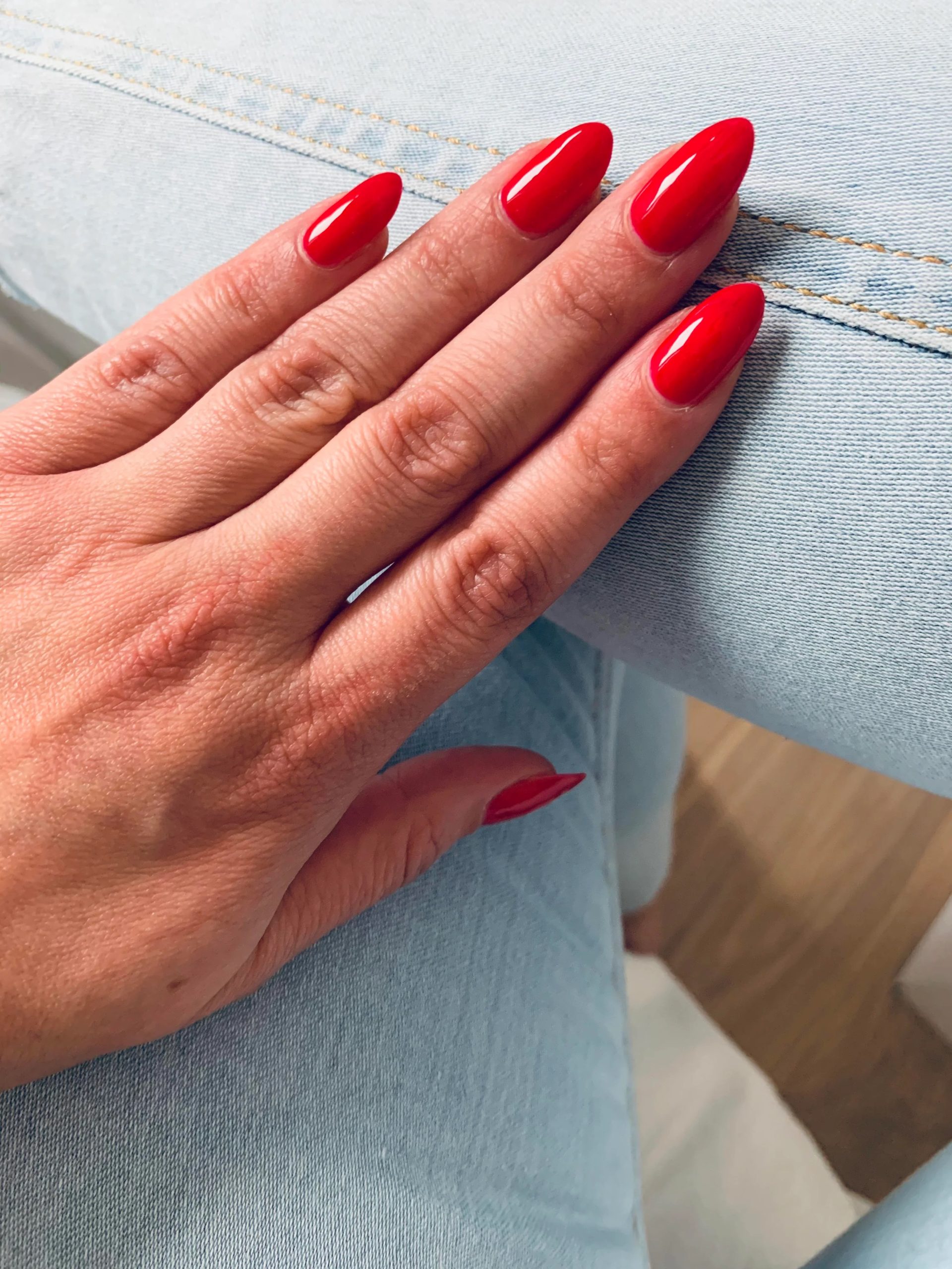 unhas em vermelho clássico