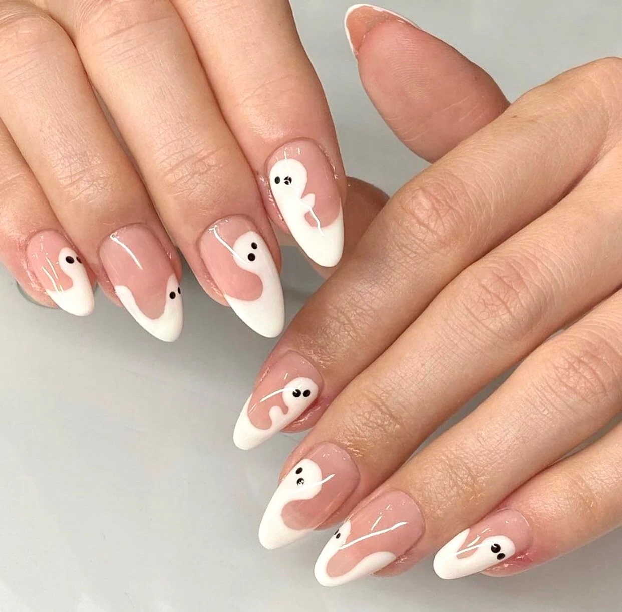 unhas francesinha de fantasma