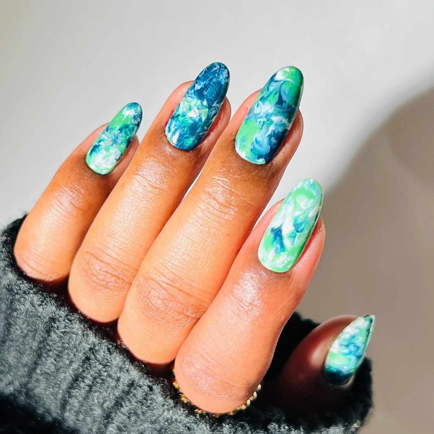 unhas marmorizadas em azul e verde