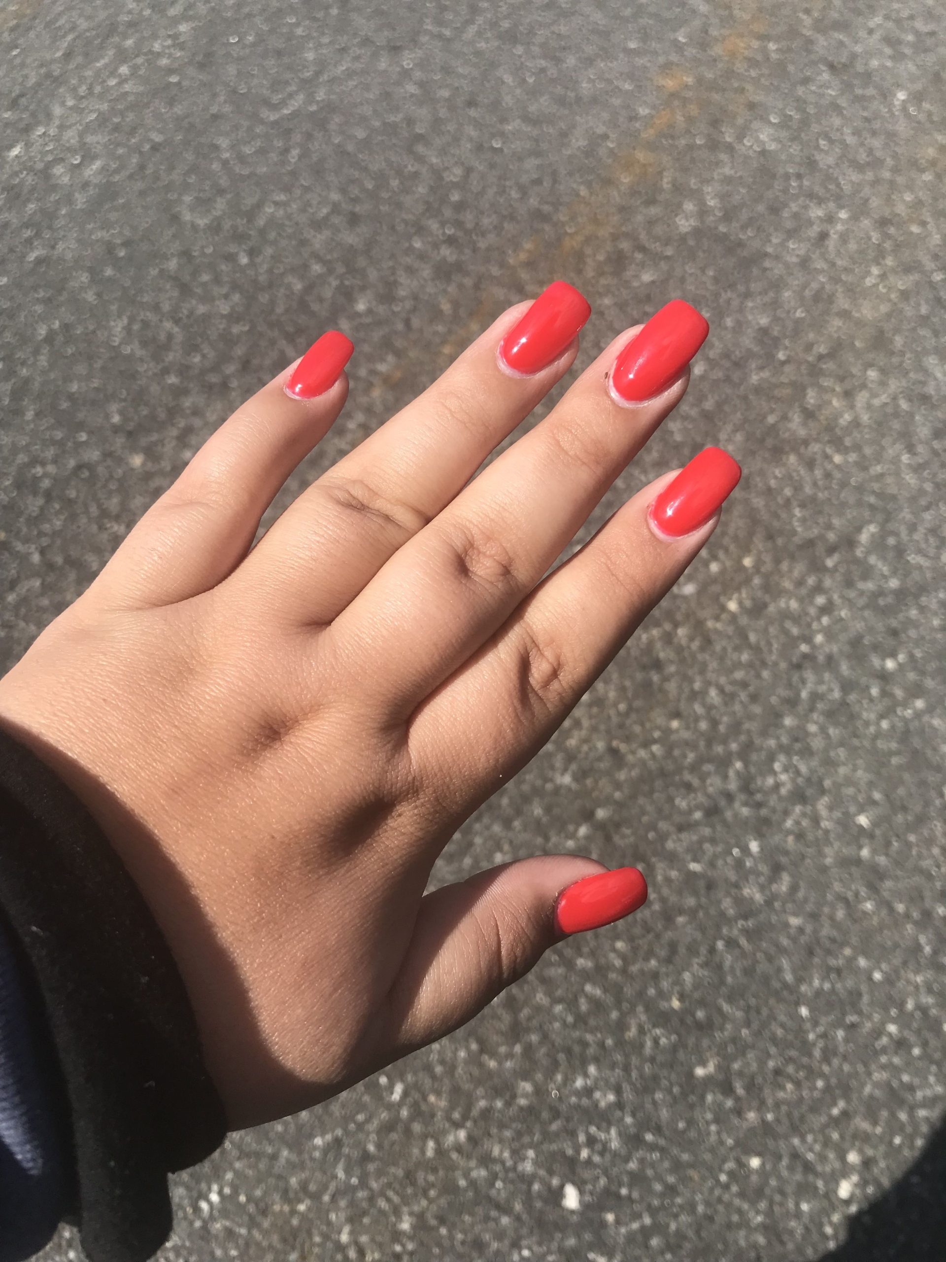 unhas vermelho-tomate