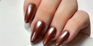 unhas marrons glaceadas