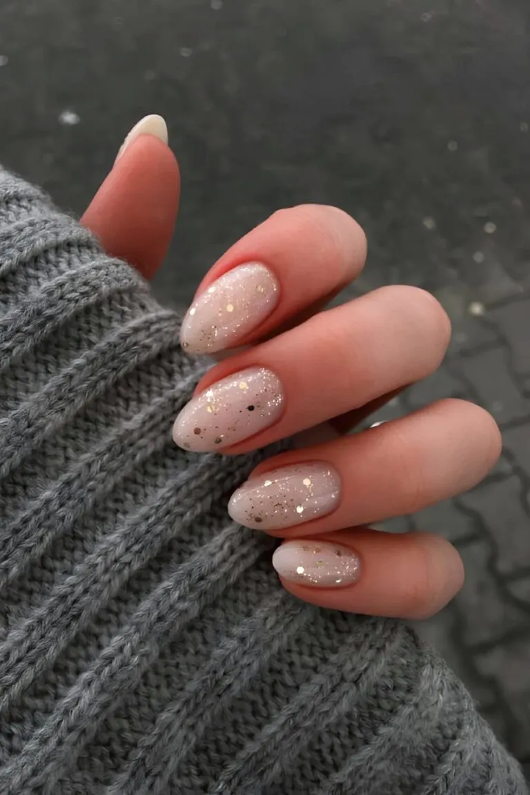 unhas brancas decoradas com brilhos delicados