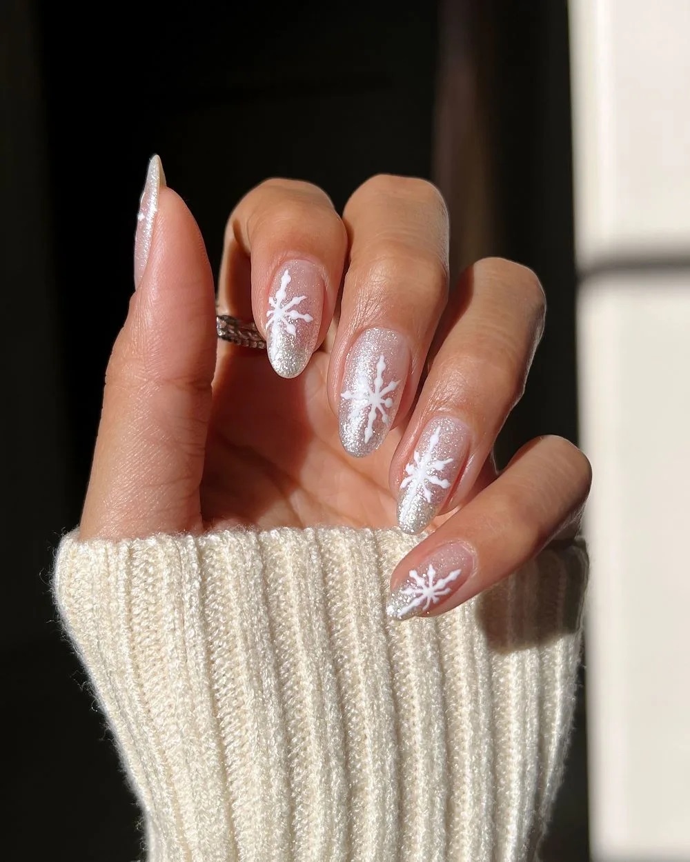 unhas com glitter e flocos de neve