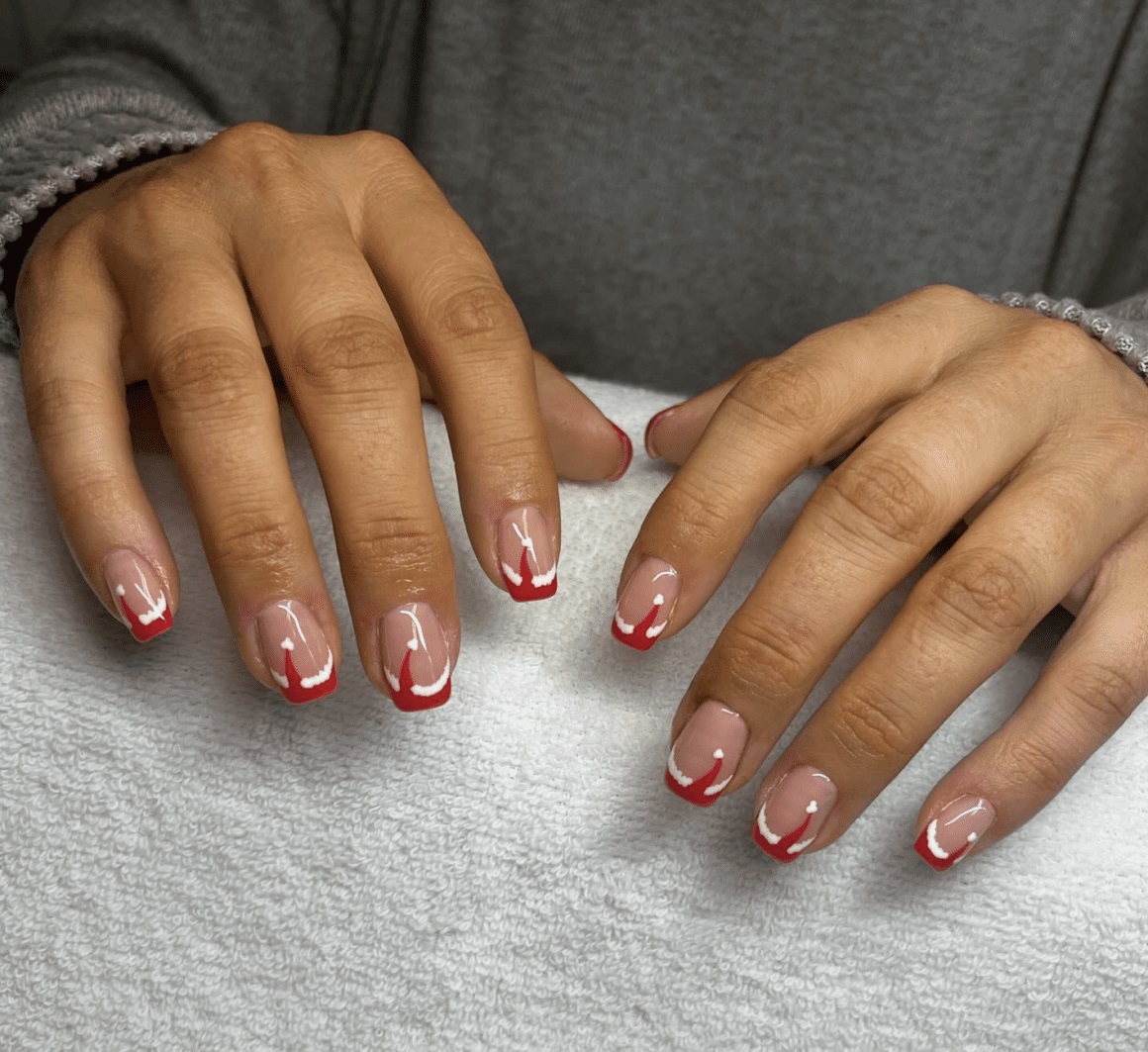 unhas curtas com francesinha de gorro de papai noel