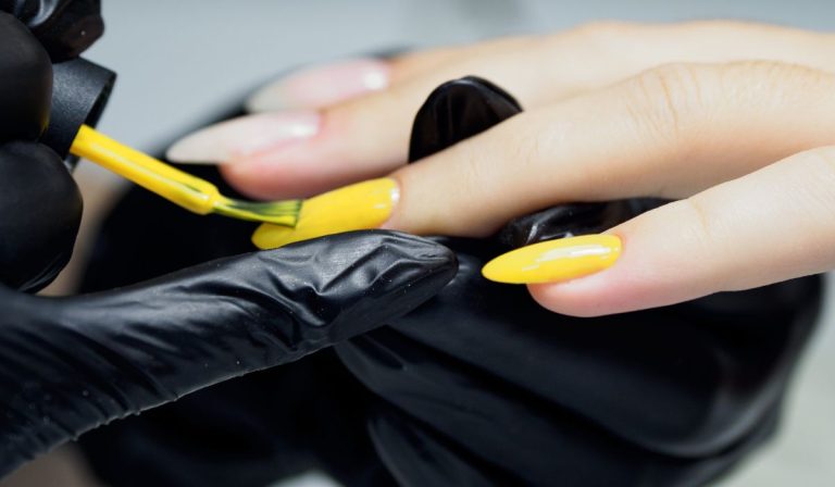 cores de unhas fora de moda amarelo 2025