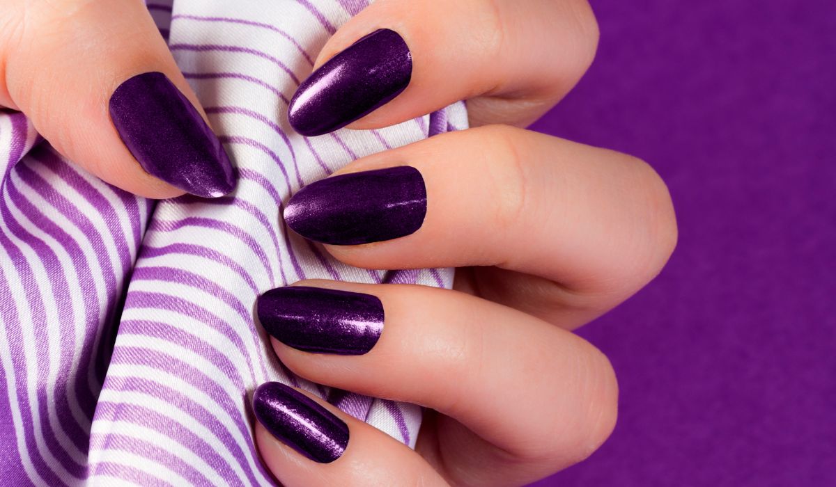 unhas fora de moda roxo escuro