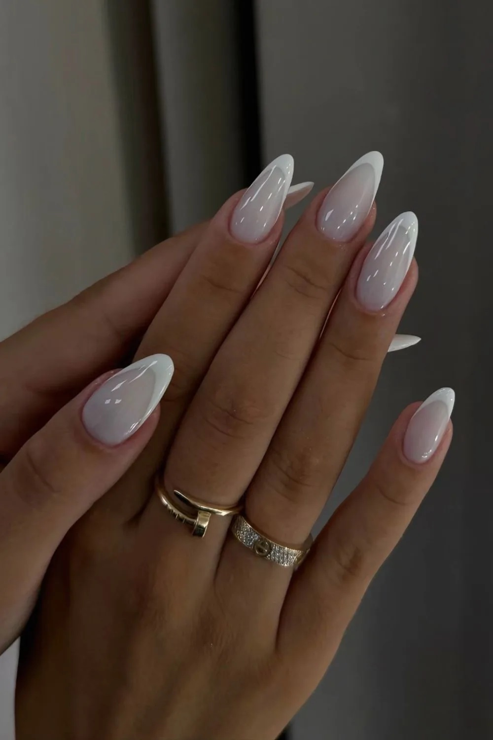 unhas francesinha em branco leitoso