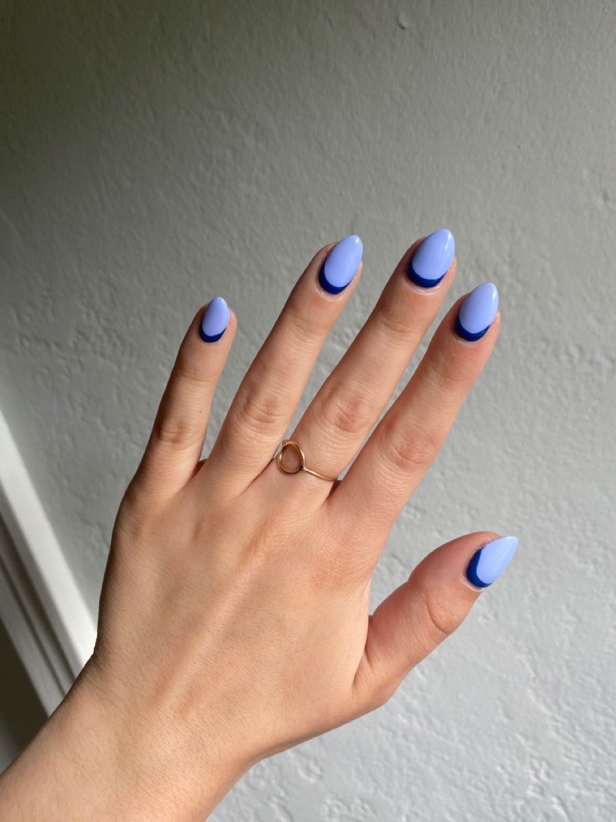 unhas francesinha reversa em azul-escuro e claro