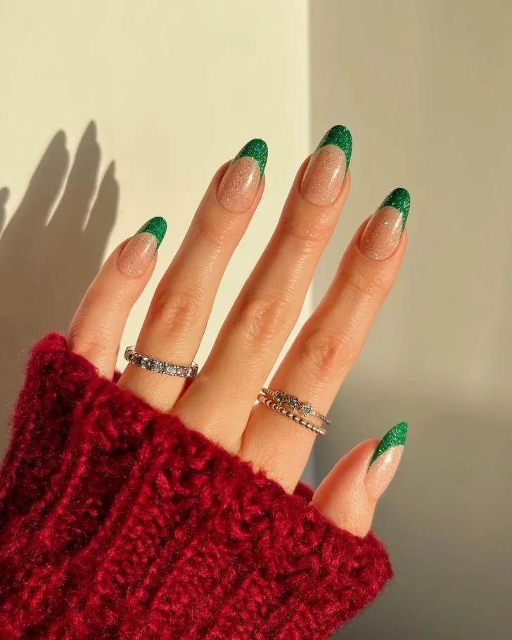 unhas francesinha verde com glitter